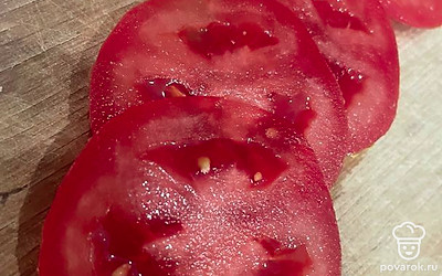 Помидор нарежьте кружками.