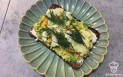 Перед подачей на стол украсьте тост свежей зеленью.