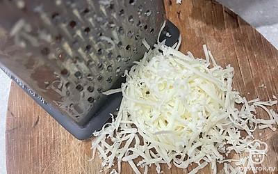 Сыр натрите на мелкой терке.