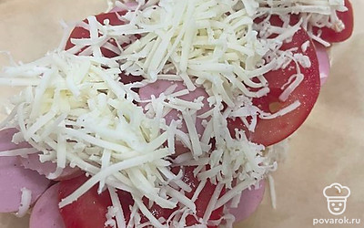 Посыпьте все сыром. Запекайте чиабатту в духовке 10 минут при 180 градусах.