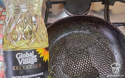 Разогрейте сковороду с небольшим количеством растительного масла.