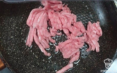 Выложите на сковороду фарш. Обжарьте, помешивая.