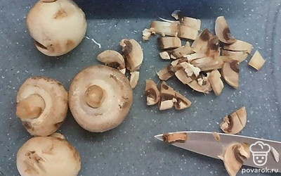 Пока фарш обжаривается, вымойте и нарежьте кубиками шампиньоны.