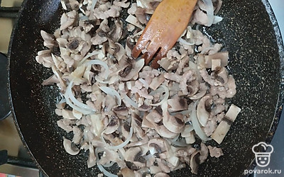 Добавьте к фаршу грибы и немного репчатого лука. Продолжайте готовить, не забывая посолить и поперчить.