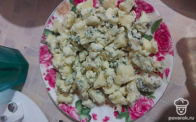 Сыр с голубой плесенью нарежьте маленькими кусочками.