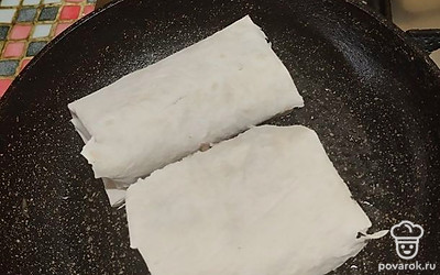 Обжарьте лаваш на разогретой сковороде с двух сторон до корочки золотистого цвета корочки.