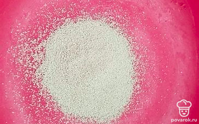 Отмерьте чайной ложкой сухие дрожжи.