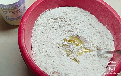 Влейте растительное масло.