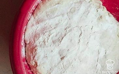 Замесите тесто и отставьте.