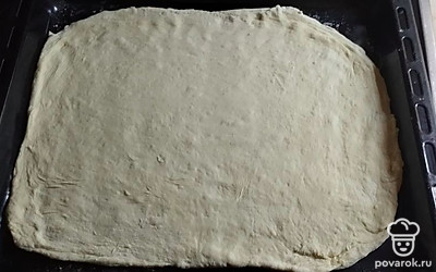 Когда тесто подойдет, разделите его на 3 части. Раскатайте в пласт толщиной 8-10 миллиметров. Дайте тесту немного подняться (10-20 минут).