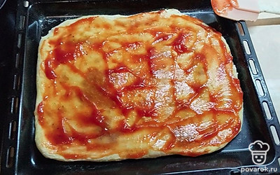 Каждую пиццу смажьте кетчупом (примерно по 100 граммов на каждую).