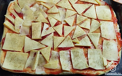 Выложите пласты сыра, поперчите.