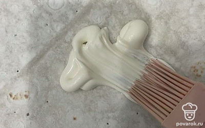 Лаваш смажьте майонезом.