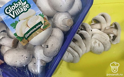 Нарежьте шампиньоны тонкими слайсами.