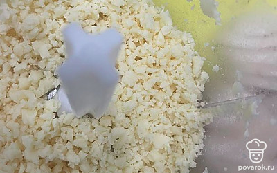 Сыр пробейте блендером.