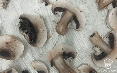 Выложите слайсы шампиньонов на майонез.