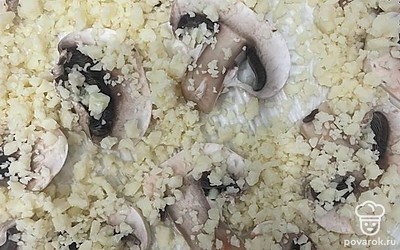 Посыпьте все измельченным сыром.