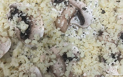 Посыпьте все базиликом. Запекайте в духовке 10 минут при 180 градусах.