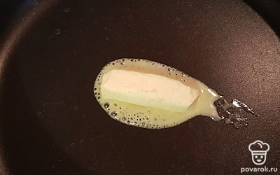 На разогретую сковороду выложите сливочное масло.