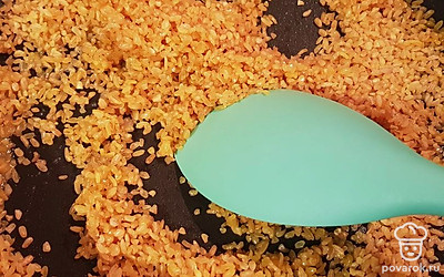 Всыпьте в сковороду булгур. Готовьте 5 минут, периодически помешивая. 