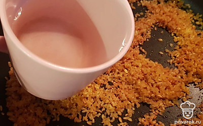 Добавьте 2 стакана воды. Посолите по вкусу. Закройте крышкой, готовьте 15 минут до испарения воды. 