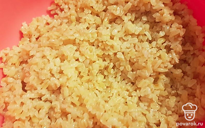 Готовый булгур выложите в миску.