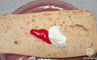 На половину чиабатты выложите сметану и кетчуп.