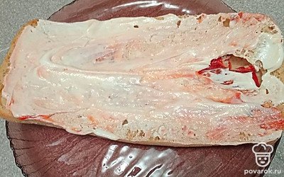 Размажьте сметану и кетчуп по чиабатте.