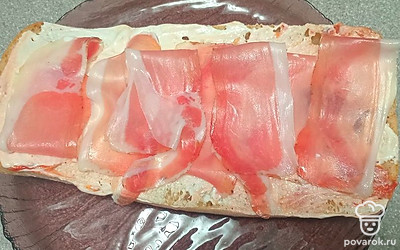 Выложите сверху копченый бекон.