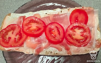 Выложите нарезанный кольцами помидор.