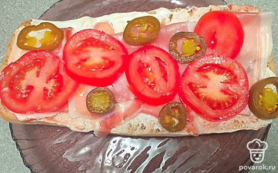 Добавьте маринованный перец халапеньо.