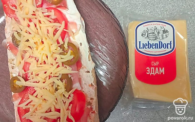 Посыпьте тертым сыром. 