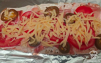 Переложите на противень и поставьте в разогретую духовку.