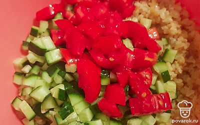 Помидоры помойте и нарежьте кубиками. Добавьте в миску. 