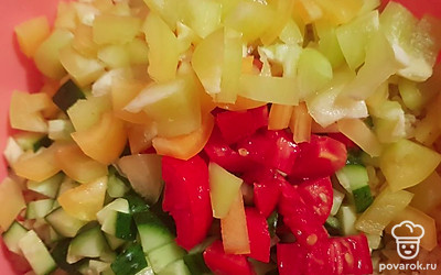 Болгарский перец помойте и нарежьте кубиками, добавьте в миску. 