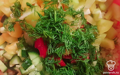 Укроп помойте, нарежьте и добавьте в миску. 