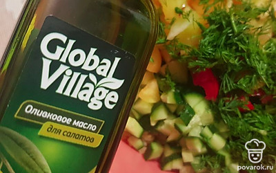 Заправьте оливковым маслом. 