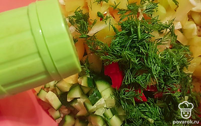 Посыпьте черным молотым перцем по вкусу.