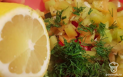 Заправьте соком лимона. И хорошо перемешайте. 