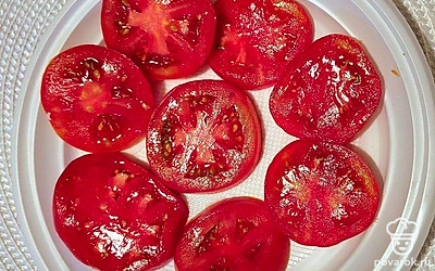 Помидоры нарежьте кружочками толщиной 5 миллиметров.