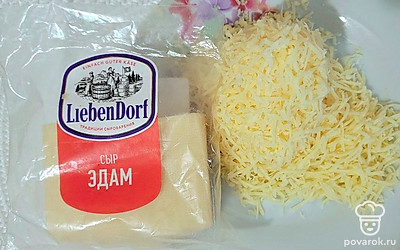 Сыр натрите на мелкой терке. 