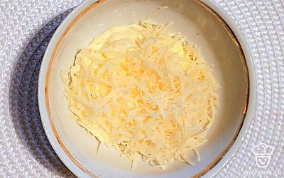 Майонез смешайте с пропущенным через пресс чесноком и тертым 
сыром. 