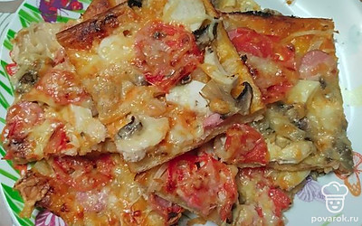 Аппетитная пицца с куриной грудкой, сосисками и шампиньонами — Рецепт с фото