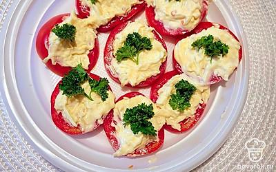 Перед подачей к столу украсьте помидоры веточкой петрушки.