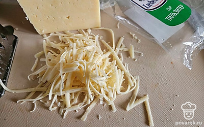 Смажьте основу для пиццы кетчупом и майонезом. Сыр натрите на крупной терке. Помидоры черри нарежьте слайсами. Колбасу нарежьте любым удобным способом. 