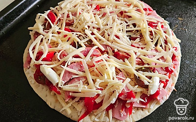 Сверху посыпьте второй частью сыра. Добавьте кукурузу. Отправьте в духовку на 8-10 минут. 