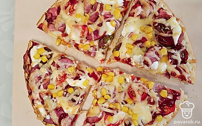 Подавайте пиццу сразу после приготовления.