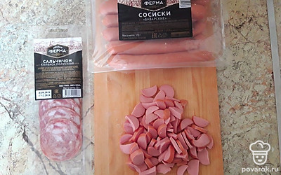 Сосиски нарежьте полукольцами. Полукопченую колбасу нарежьте тонкими, почти прозрачными кольцами. У меня нарезка сальчичон.