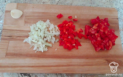 Лук, болгарский перец и помидор нарежьте мелким кубиком, чеснок натрите на терке.