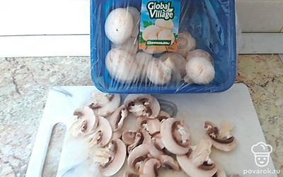 Грибы нарежьте тонкими пластинками.